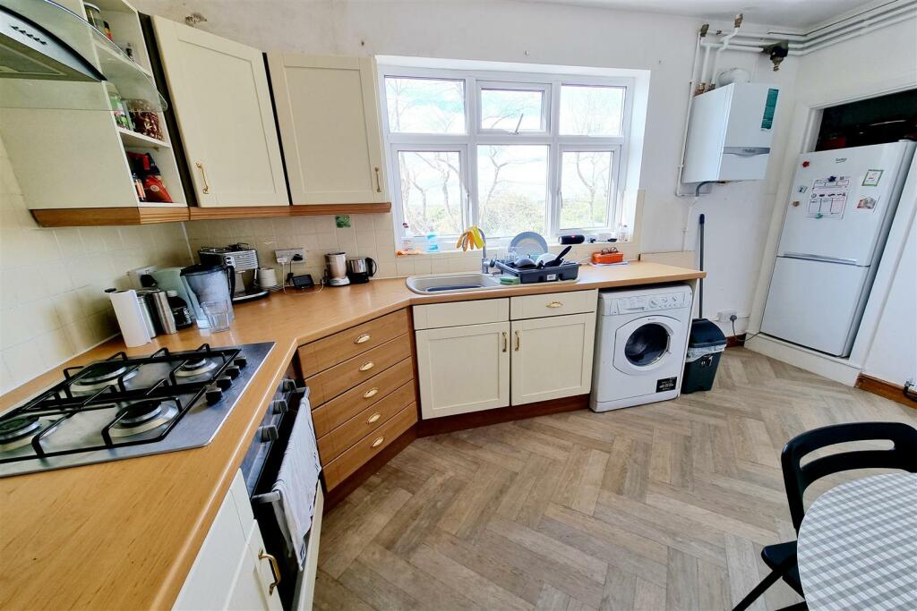 KITCHEN: PIC 2:
