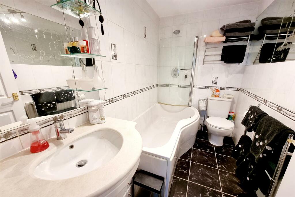 MODERN BATHROOM: