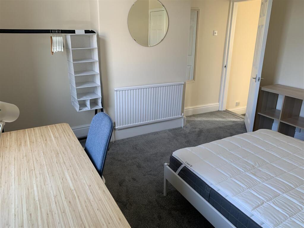 Middle Bedroom 2.JPG