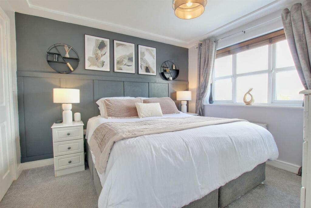 MASTER BEDROOM (REAR)