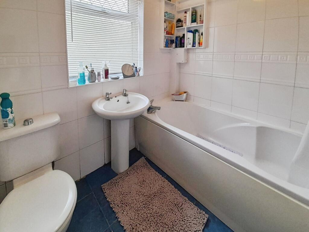 pbox-bathroom-313541.jpg