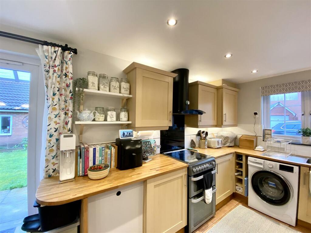 KITCHEN/DINING ROOM