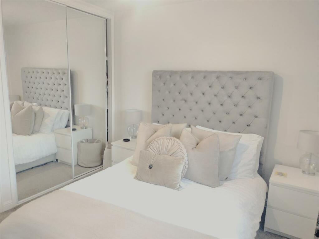 9 cae nant goch bedroom 1.jpg