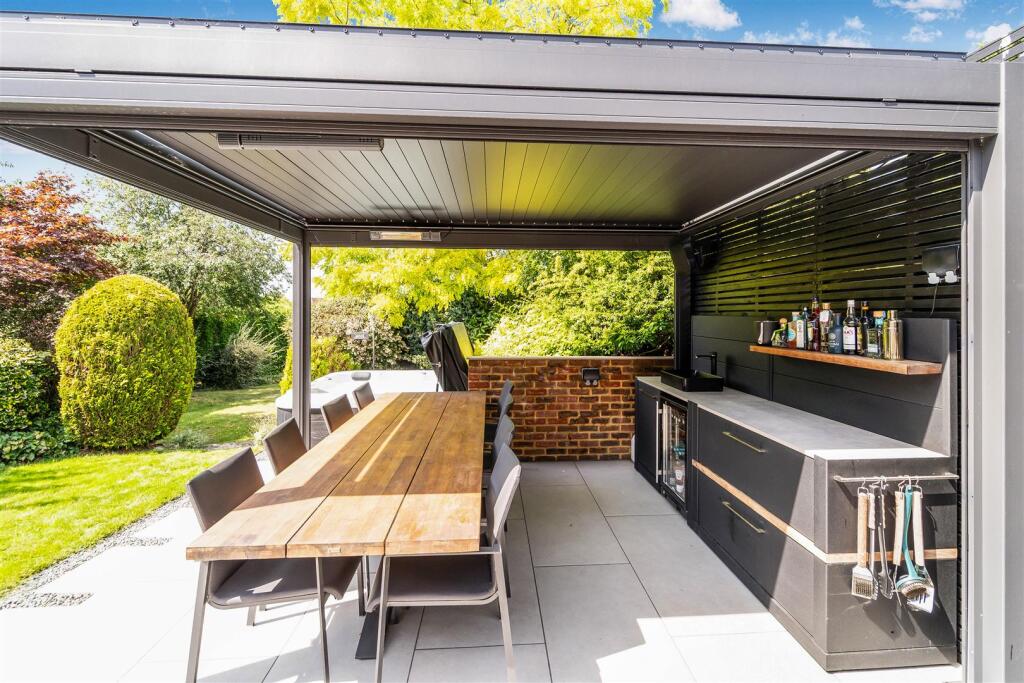 RUDEN WAY, (EXTRAS)-133.jpg