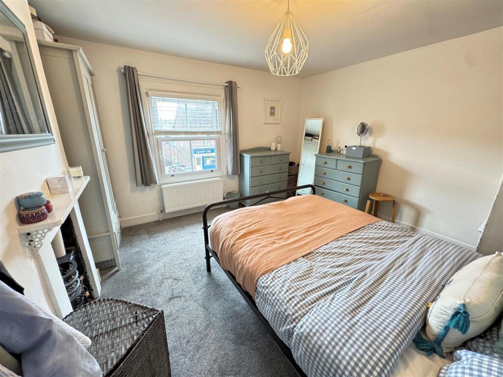 Bedroom 1.jpg