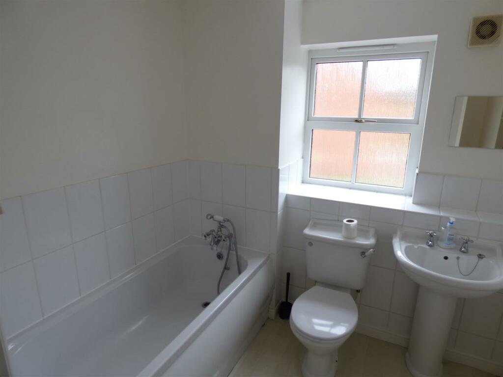 family bathroom.JPG