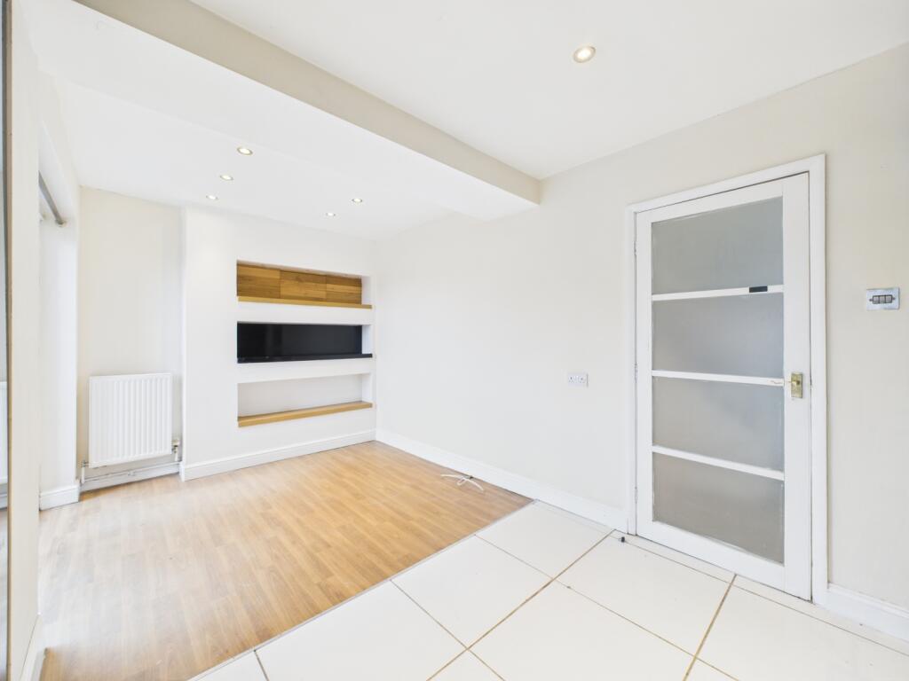 CAM01791G0-PR0202-STILL033