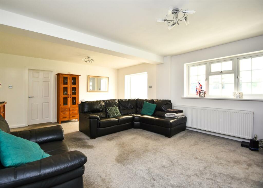 18 Corfton Drive - Lounge (2).jpg