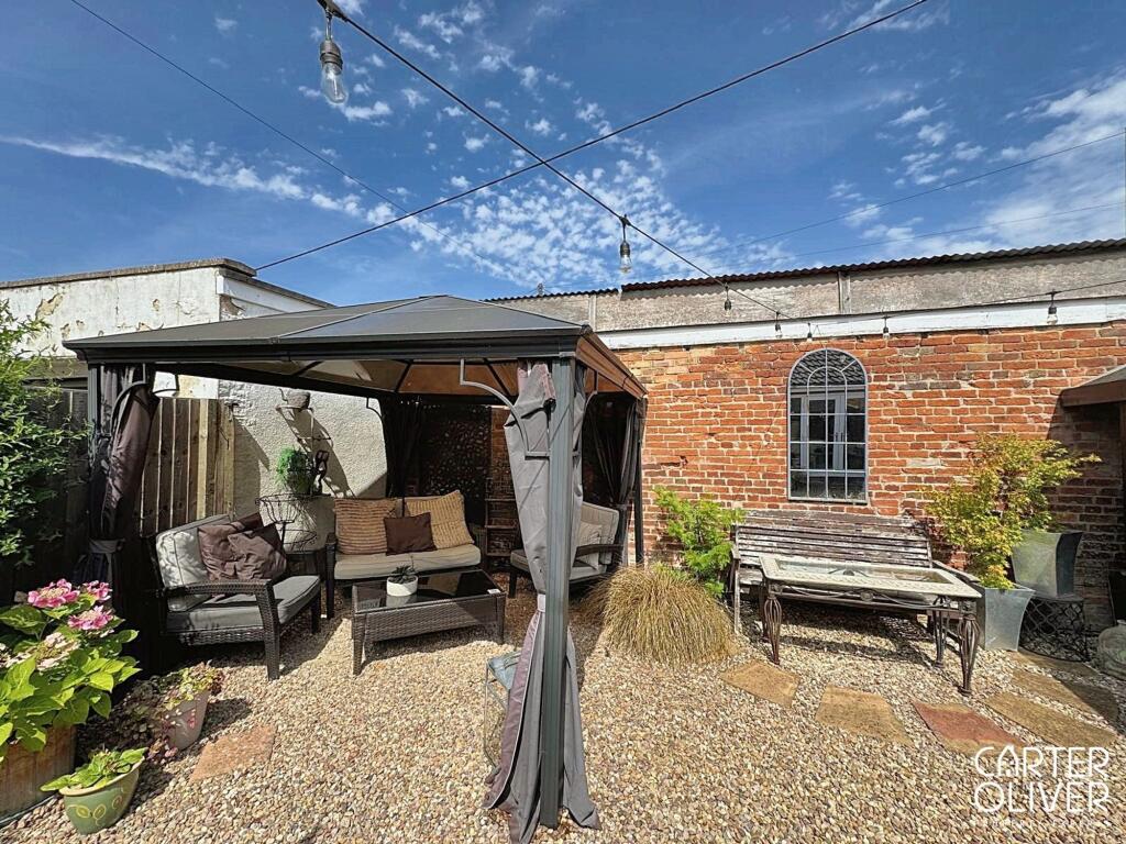 REAR ENTERTAINING AREA