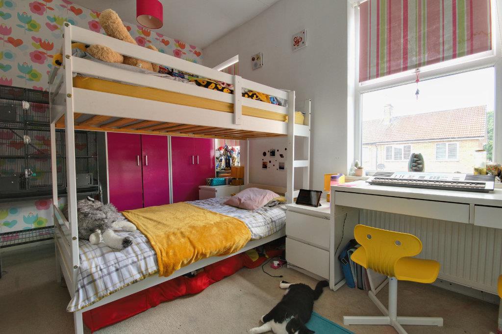 Bedroom  to the front