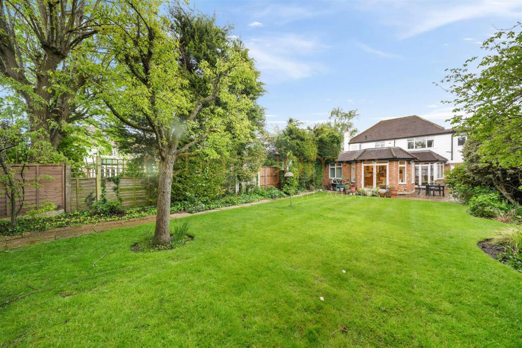 2 Oakleigh Gardens HA8 8EA-11.jpg