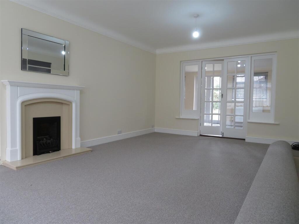 40 Park Ln Lounge2.JPG