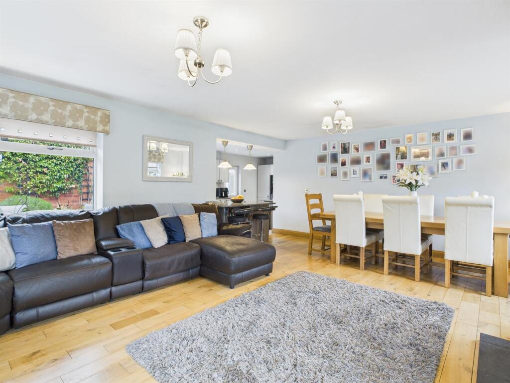 Lounge/Dining Room