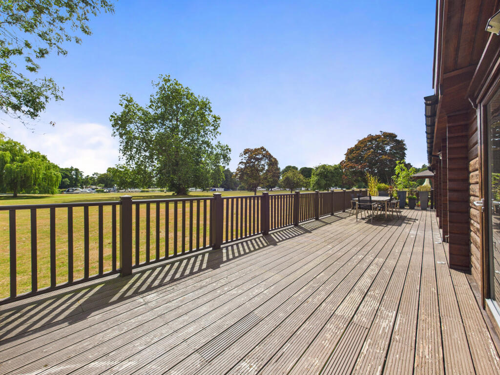 CAM01354G0-PR0557-STILL028