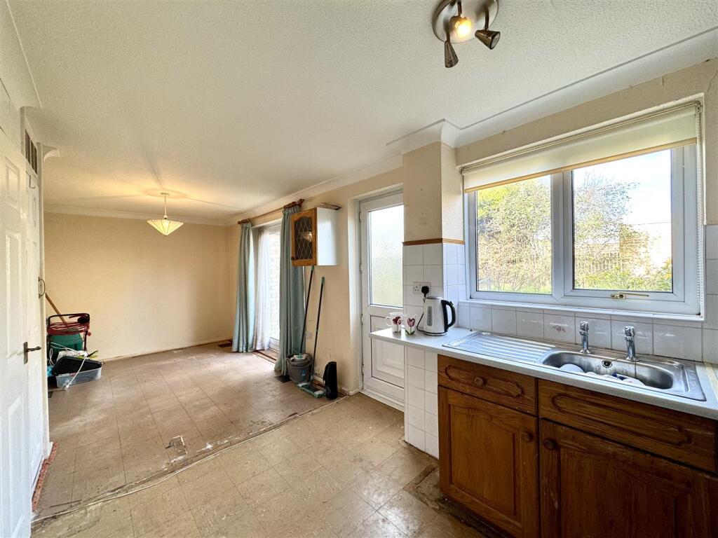 OPEN PLAN KITCHEN/DINING ROOM