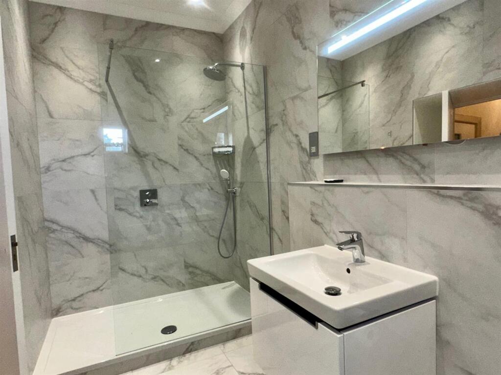 Ensuite 2.jpg