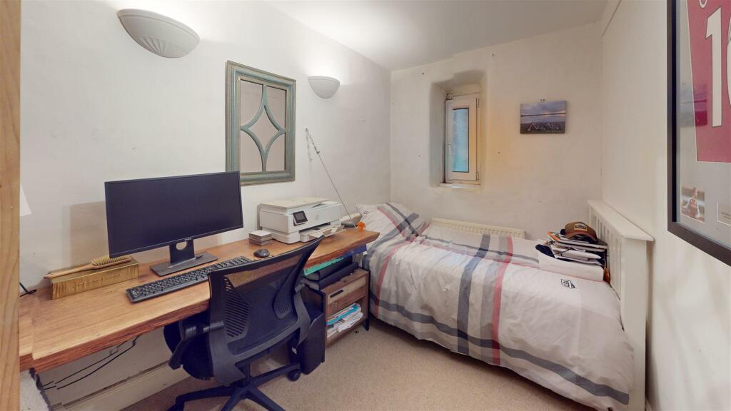 jEuTnzkFzKf-Bedroom.jpg