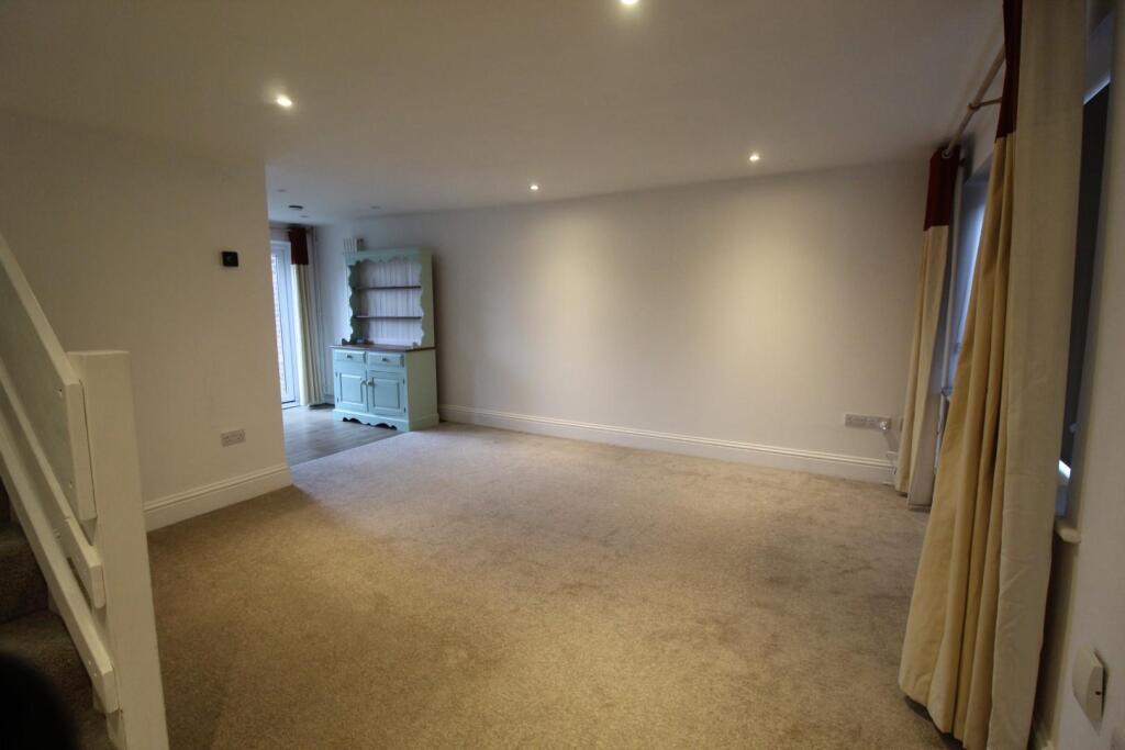 Lounge 1.JPG