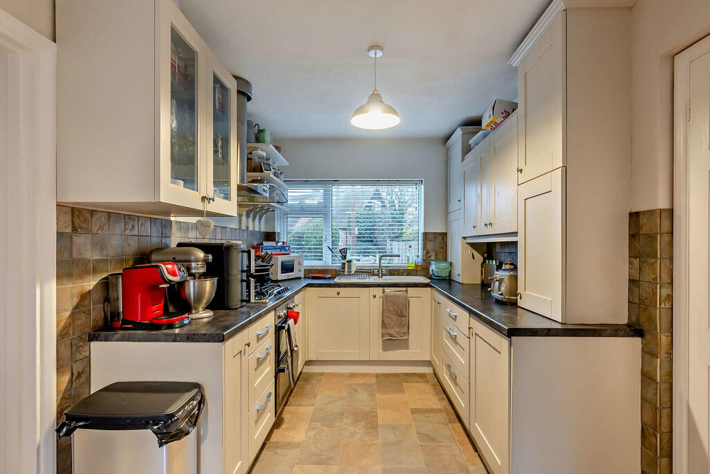 8635752-interior1...