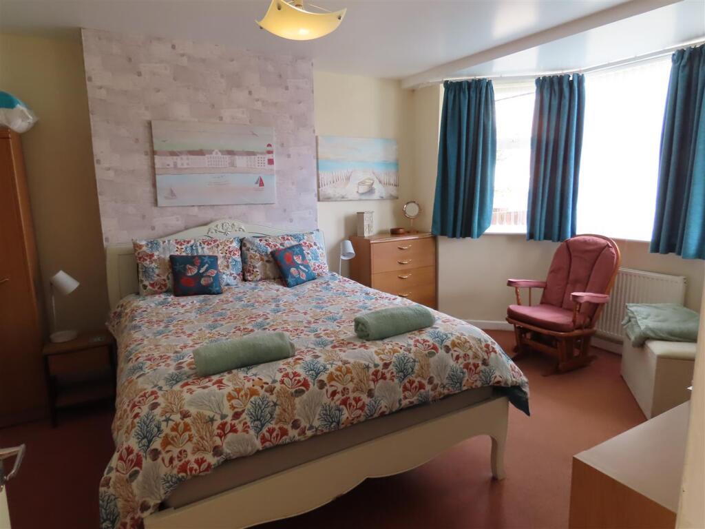 DOUBLE BEDROOM