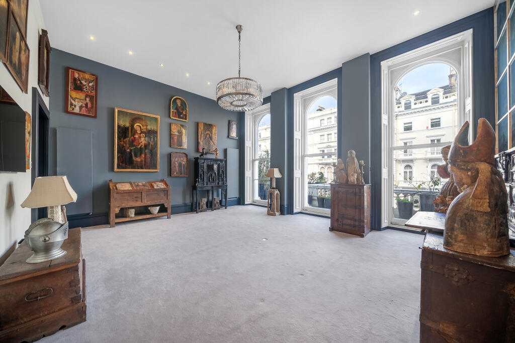 F ? 21 Queens Gate T