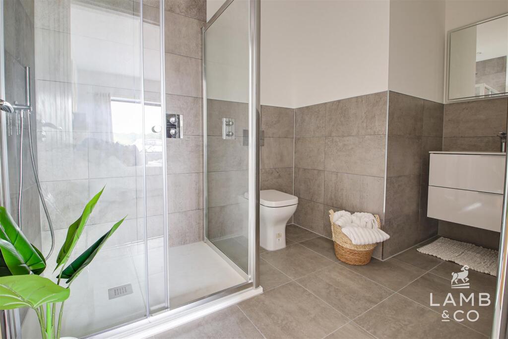 EN SUITE