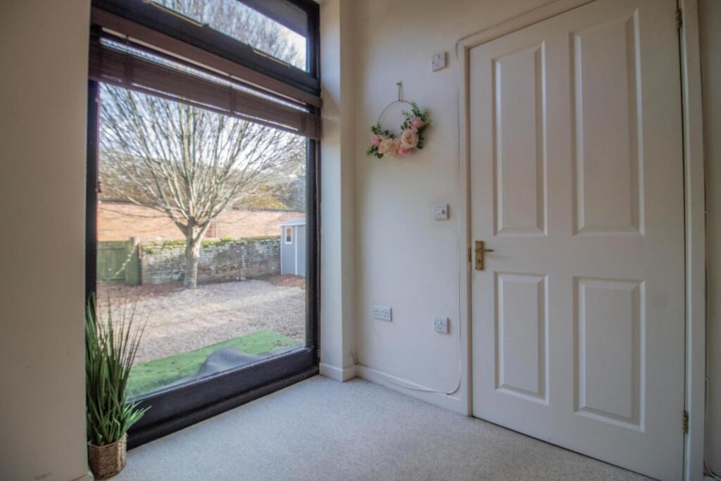 2 Dovedon Mews, Whepstead [Hallway] 01.jpg