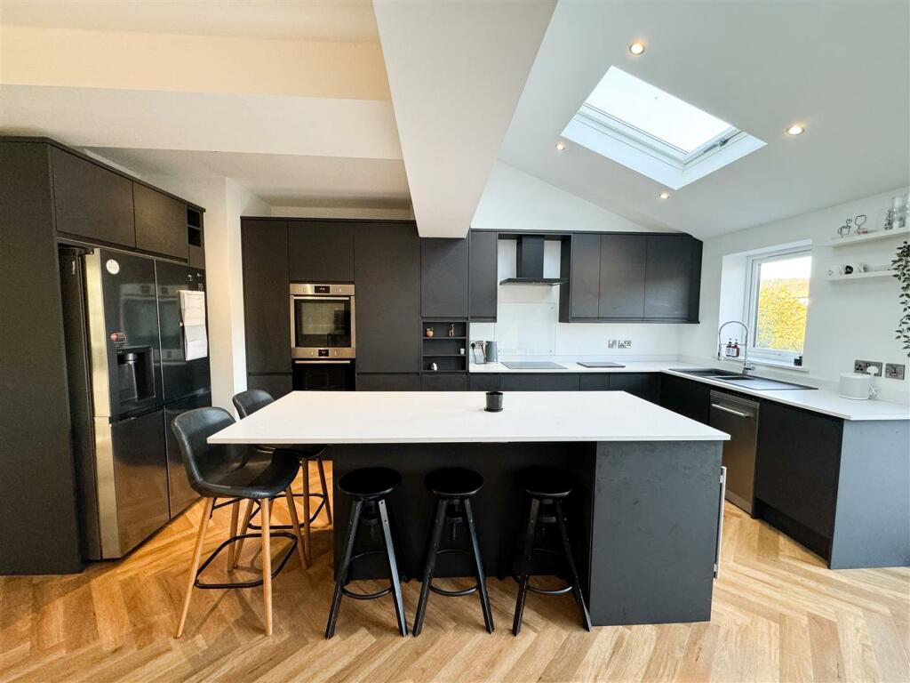 OPEN PLAN FAMILY ROOM