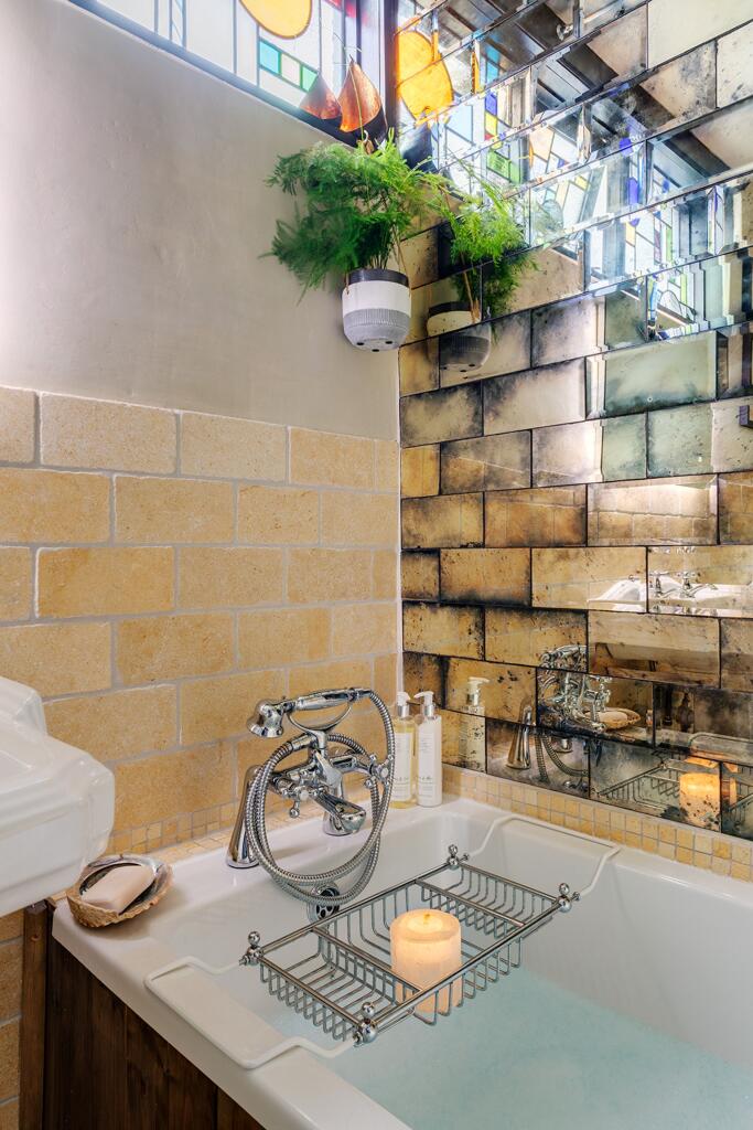 11 Browns Hill, Dartmouth, Bathroom