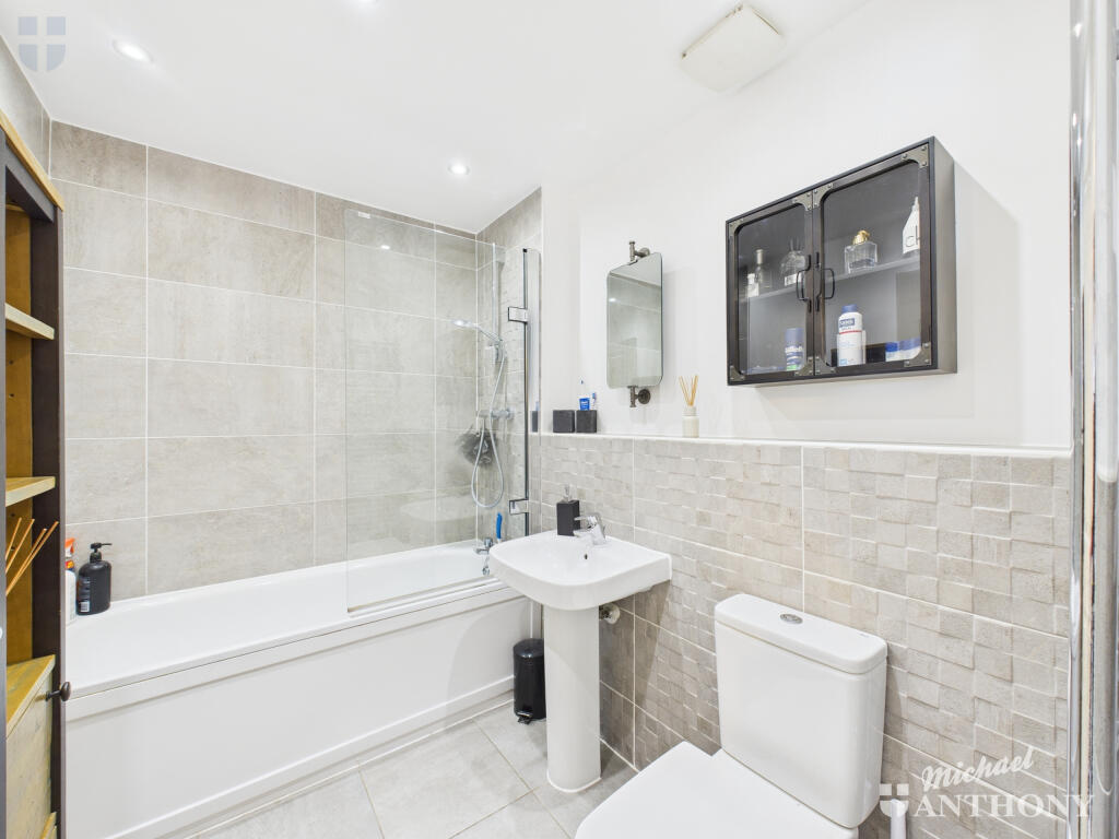 CAM03852G0-PR0460-STILL009