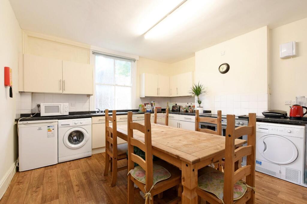 94 Gell St, kitchen.jpg