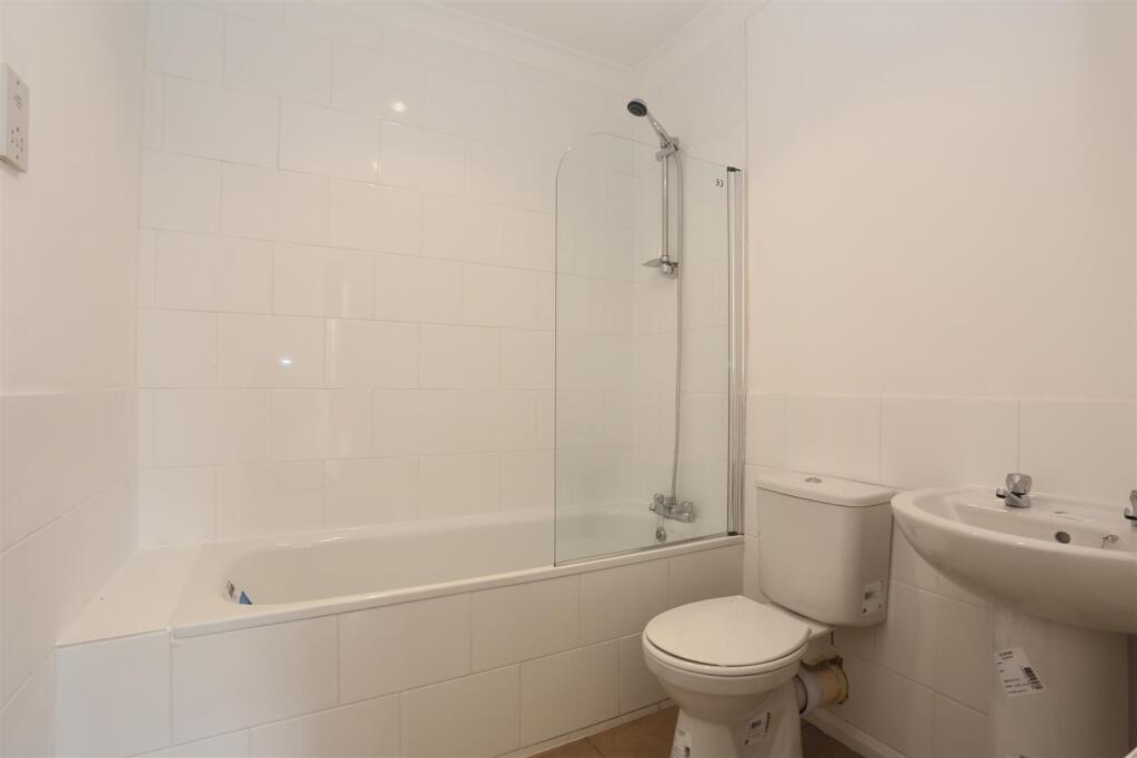 3, 27 Fourth Ave en suite.jpg