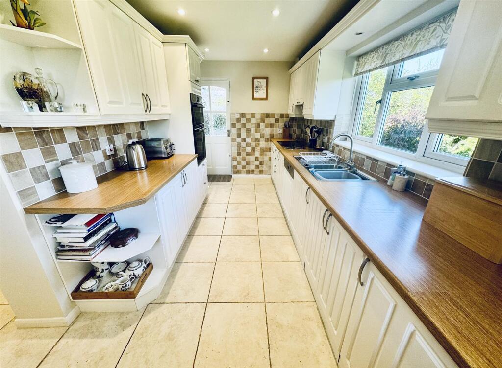 KITCHEN/BREAKFAST ROOM