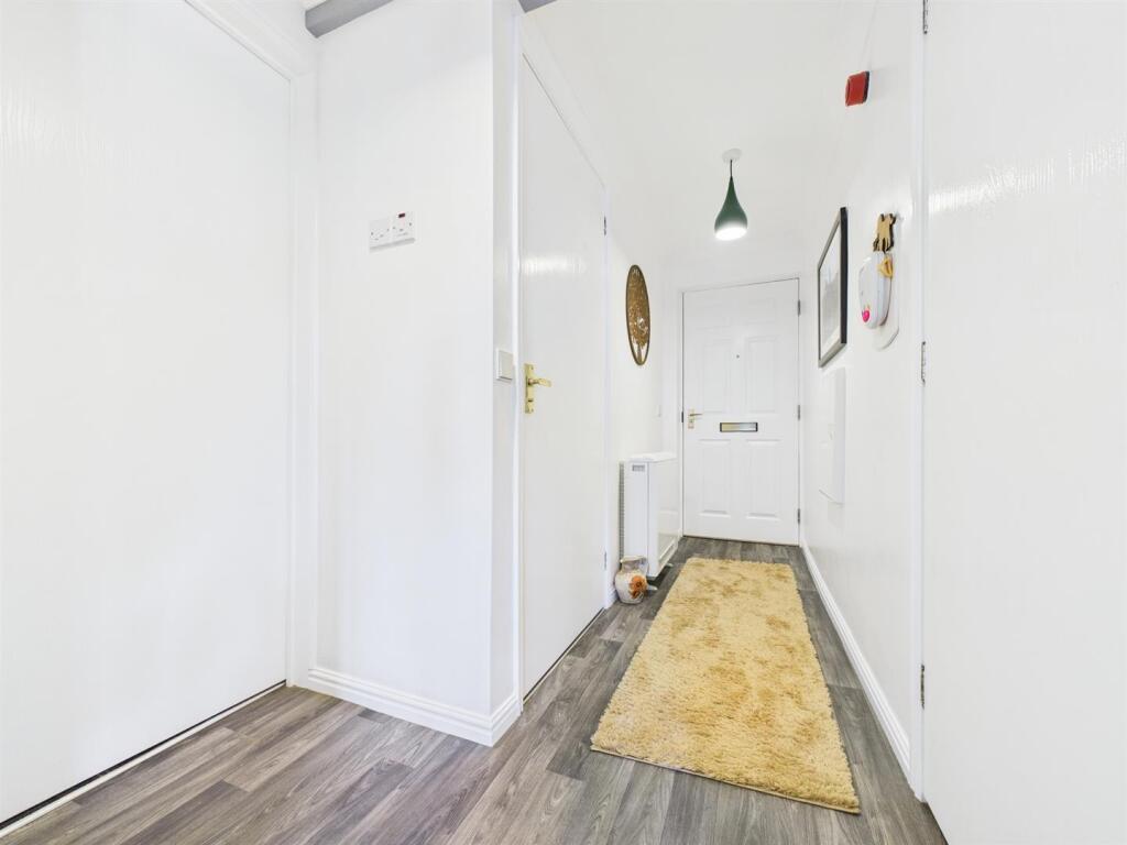 Private entrance:
