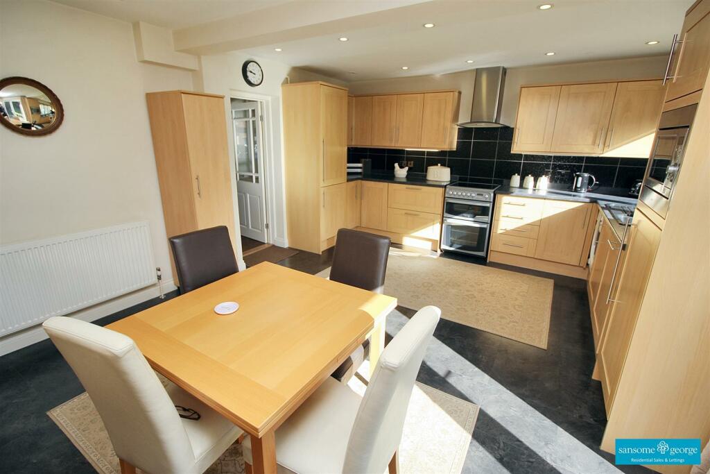 Kitchen/ Breakfast Room