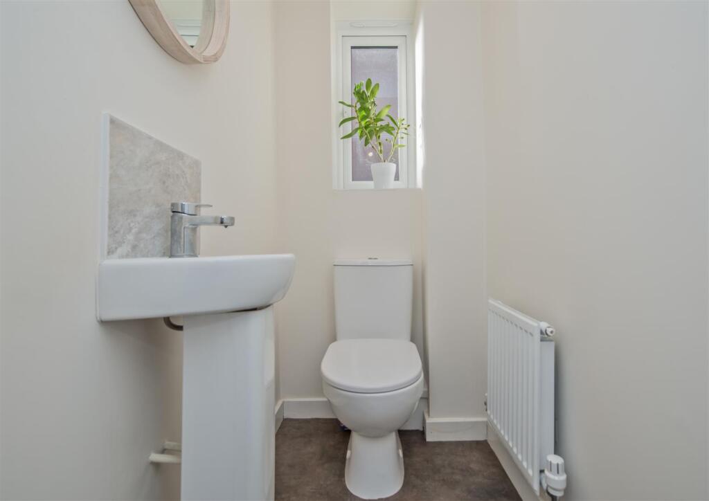 Cloakroom / WC: