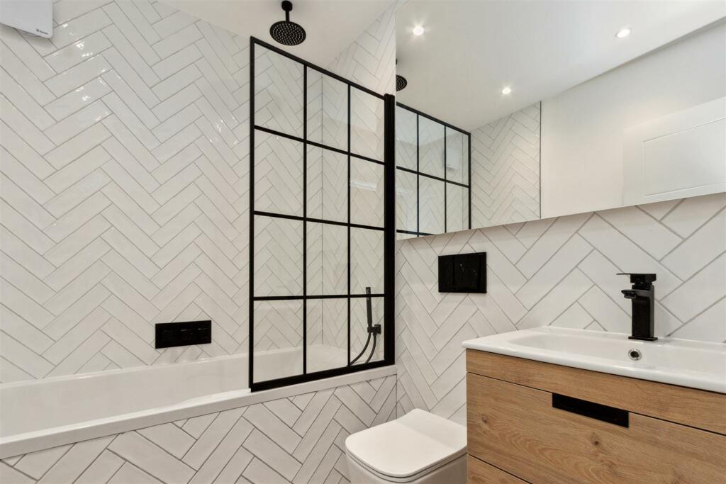 Flat 1 20 Coverton Road Bathroom.jpg
