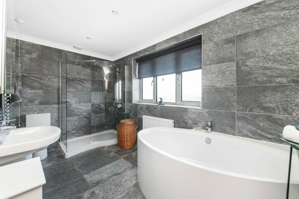 EN-SUITE BATHROOM