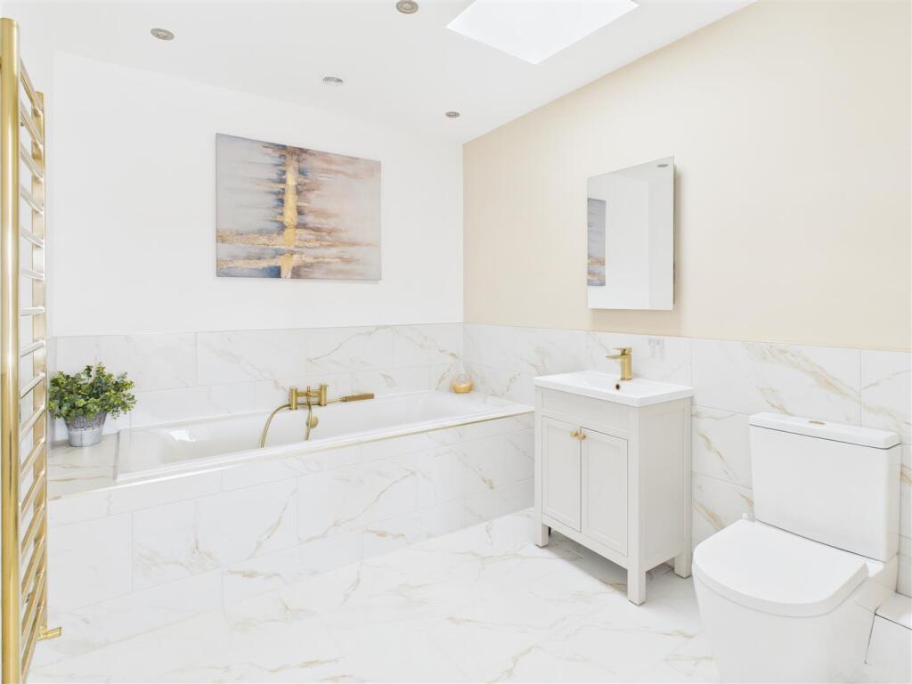 EN-SUITE BATHROOM.jpg