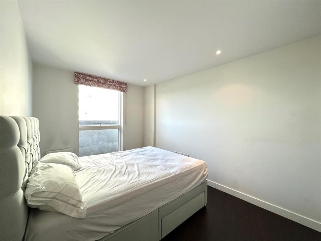 1st bedroom 2.jpg