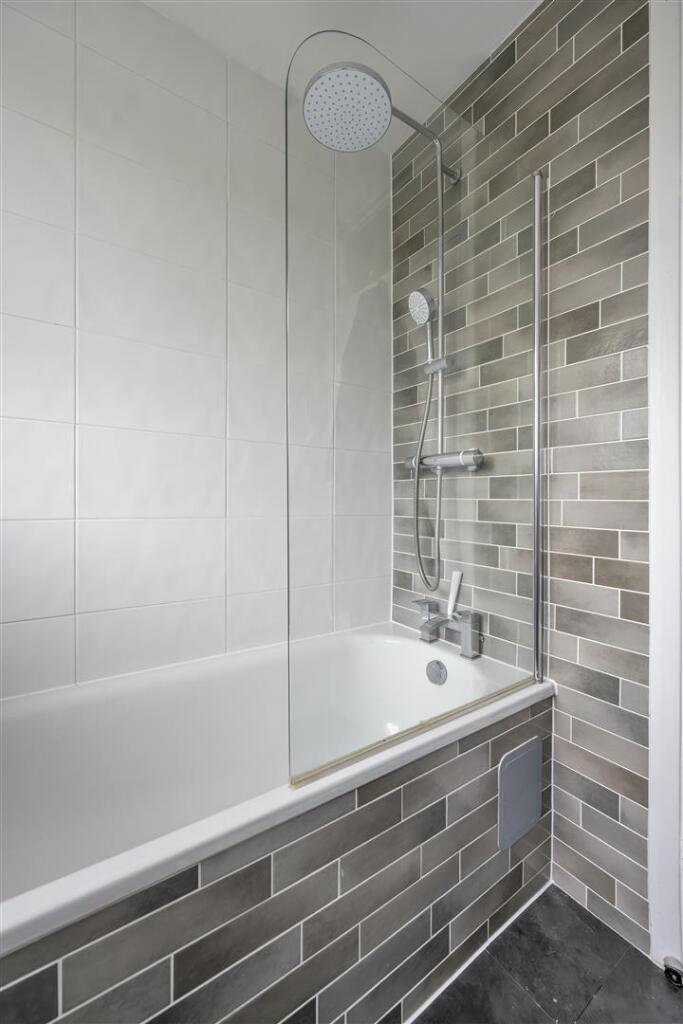 Snakes Lane West, IG8