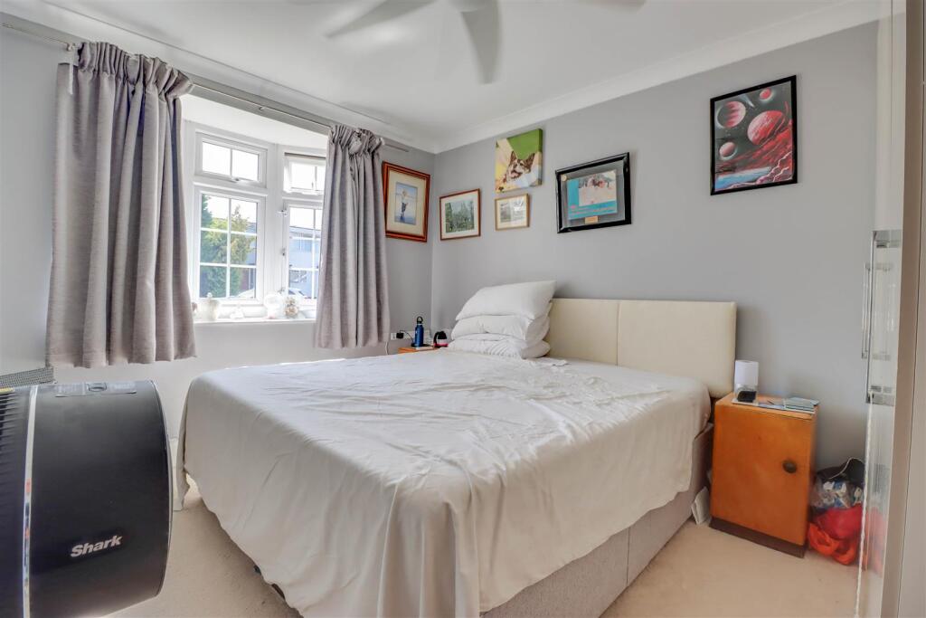 7 RETTENDON GARDENS WICKFORD-3.jpg