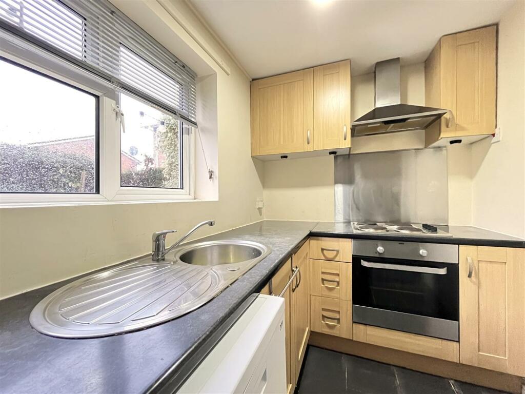 FITTED KITCHEN