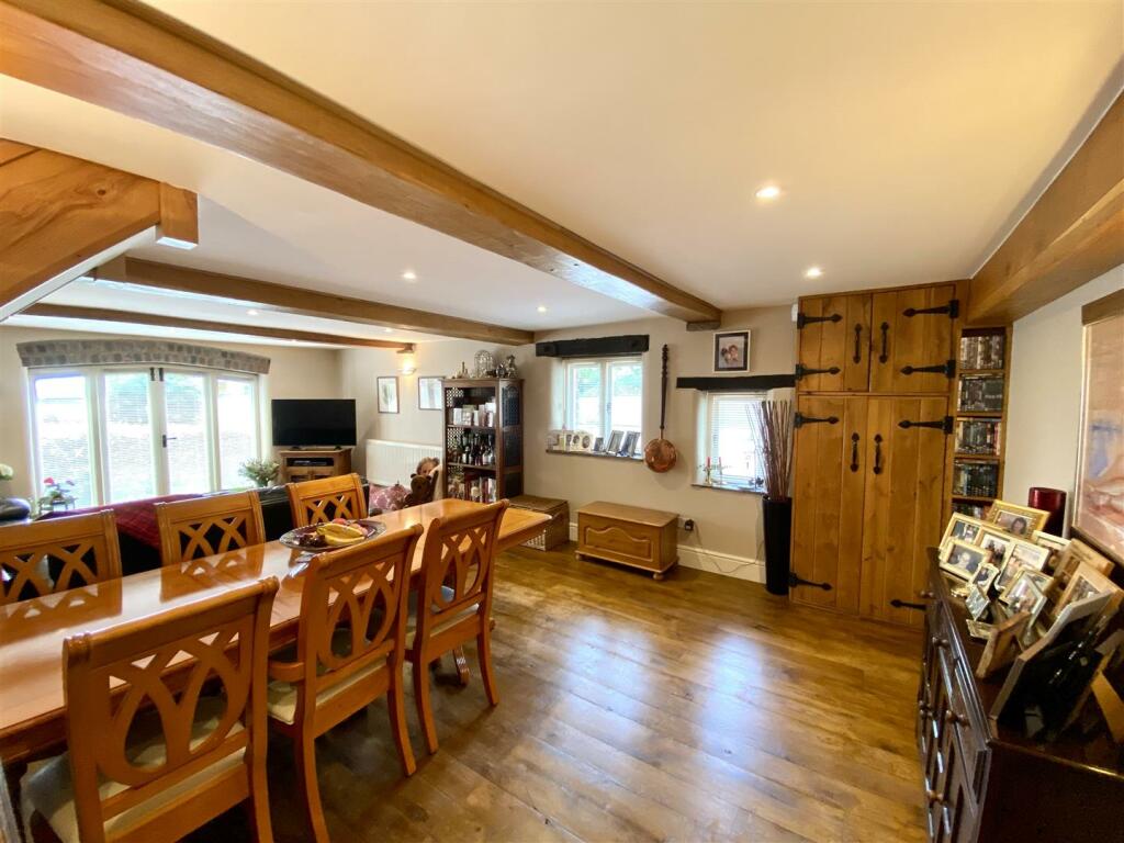 SITTING/DINING ROOM