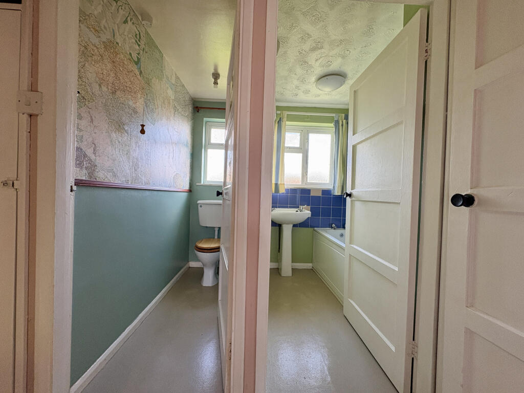 BATHROOM/TOILET