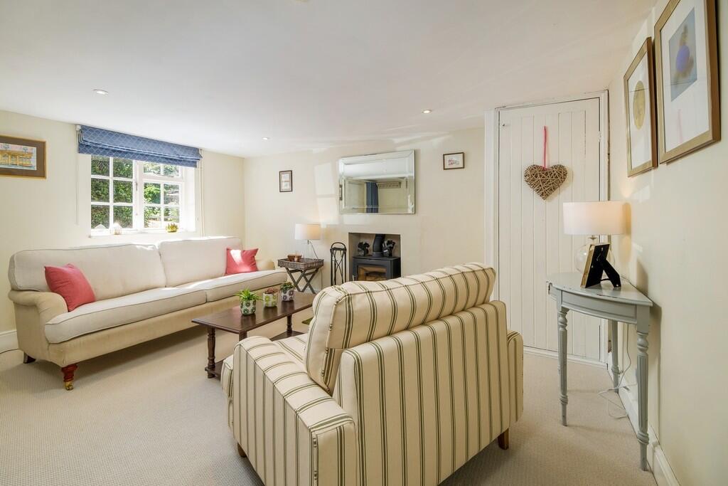 1440px-Cavell Cot...