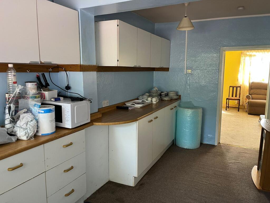 Kitchen: