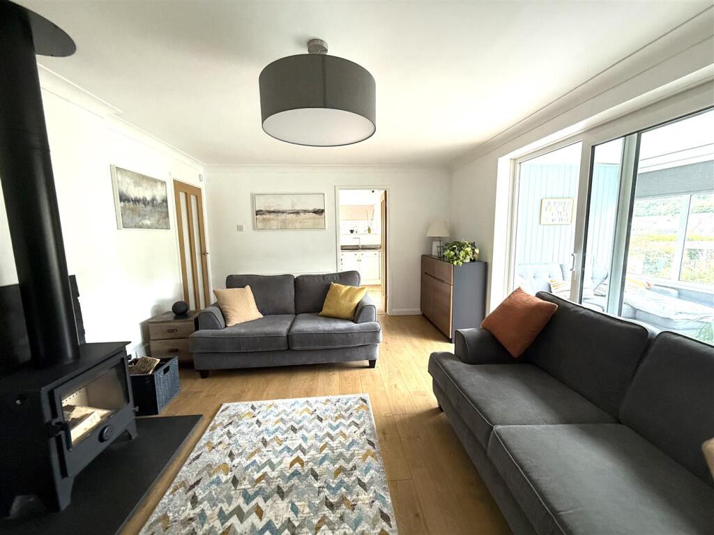 17 finches lounge 3.jpeg