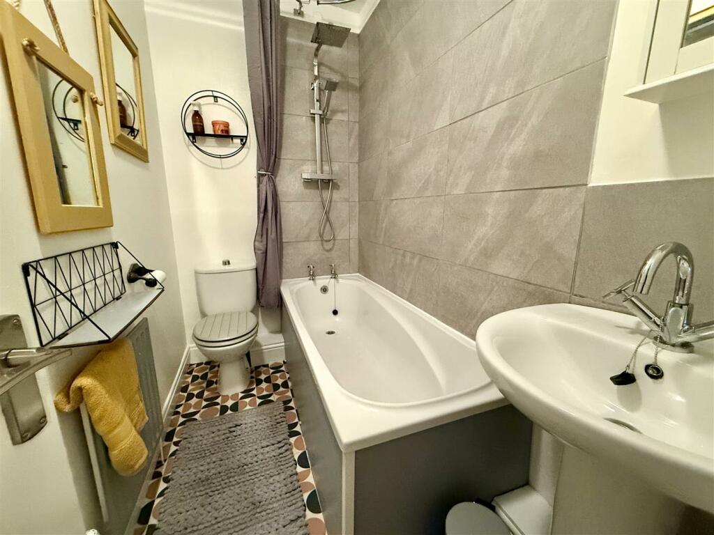 BATHROOM/WC