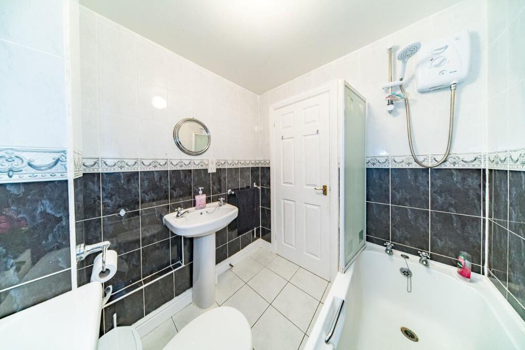 7 Rio Court bathroom 2.jpg